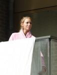 Amsterdam 3 en 5 april 2019
Maron Hill loopt naar zijn appartement . Barbie, Samantha de Jong hangt deken op op balkon van Maron.
