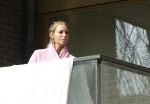 Amsterdam 3 en 5 april 2019
Maron Hill loopt naar zijn appartement . Barbie, Samantha de Jong hangt deken op op balkon van Maron.
