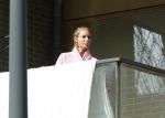 Amsterdam 3 en 5 april 2019
Maron Hill loopt naar zijn appartement . Barbie, Samantha de Jong hangt deken op op balkon van Maron.