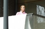 Amsterdam 3 en 5 april 2019
Maron Hill loopt naar zijn appartement . Barbie, Samantha de Jong hangt deken op op balkon van Maron.