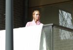 Amsterdam 3 en 5 april 2019
Maron Hill loopt naar zijn appartement . Barbie, Samantha de Jong hangt deken op op balkon van Maron.