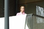 Amsterdam 3 en 5 april 2019
Maron Hill loopt naar zijn appartement . Barbie, Samantha de Jong hangt deken op op balkon van Maron.