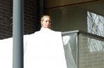 Amsterdam 3 en 5 april 2019
Maron Hill loopt naar zijn appartement . Barbie, Samantha de Jong hangt deken op op balkon van Maron.