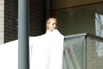 Amsterdam 3 en 5 april 2019
Maron Hill loopt naar zijn appartement . Barbie, Samantha de Jong hangt deken op op balkon van Maron.