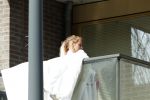Amsterdam 3 en 5 april 2019
Maron Hill loopt naar zijn appartement . Barbie, Samantha de Jong hangt deken op op balkon van Maron.