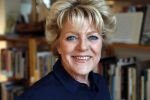 Amsterdam 15 april 2019
Boekpresentatie van Inge Ipenburg bij boekhandel Scheltema.
Simone Kleinsma krijgt het eerste exemplaar.