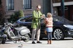 Amsterdam 14 april 2019
Thijs Romer met zijn dochter Sammie op de pc hooftstraat.