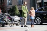 Amsterdam 14 april 2019
Thijs Romer met zijn dochter Sammie op de pc hooftstraat.