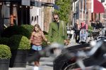 Amsterdam 14 april 2019
Thijs Romer met zijn dochter Sammie op de pc hooftstraat.