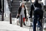 Amsterdam 1 april 2019
Yvonne Kroonenberg wandelen met haar hondje op de utrechtsestraat.