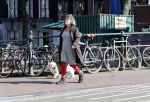 Amsterdam 1 april 2019
Yvonne Kroonenberg wandelen met haar hondje op de utrechtsestraat.