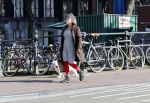 Amsterdam 1 april 2019
Yvonne Kroonenberg wandelen met haar hondje op de utrechtsestraat.