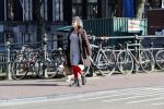 Amsterdam 1 april 2019
Yvonne Kroonenberg wandelen met haar hondje op de utrechtsestraat.