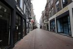 Amsterdam 26 april 2020
Amsterdam is uitgestorven in corona tijd. Bij het paleis op de Dam het Rijksmuseum de grachten de leidsestraat Leidseplein Rembrandtplein etc lopen bijna geen mensen.