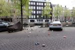 Amsterdam 26 april 2020
Amsterdam is uitgestorven in corona tijd. Bij het paleis op de Dam het Rijksmuseum de grachten de leidsestraat Leidseplein Rembrandtplein etc lopen bijna geen mensen.