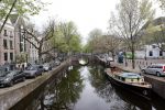 Amsterdam 26 april 2020
Amsterdam is uitgestorven in corona tijd. Bij het paleis op de Dam het Rijksmuseum de grachten de leidsestraat Leidseplein Rembrandtplein etc lopen bijna geen mensen.