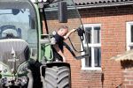 Oeffelt Boxmeer 22 april 2020
Boer Geert gaat op zijn verjaardag gewoon aan het werkt. Geert zit in Boer zoekt vouw.