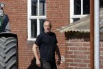Oeffelt Boxmeer 22 april 2020
Boer Geert gaat op zijn verjaardag gewoon aan het werkt. Geert zit in Boer zoekt vouw.