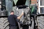 Oeffelt Boxmeer 22 april 2020
Boer Geert gaat op zijn verjaardag gewoon aan het werkt. Geert zit in Boer zoekt vouw.