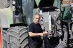 Oeffelt Boxmeer 22 april 2020
Boer Geert gaat op zijn verjaardag gewoon aan het werkt. Geert zit in Boer zoekt vouw.