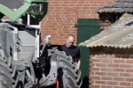 Oeffelt Boxmeer 22 april 2020
Boer Geert gaat op zijn verjaardag gewoon aan het werkt. Geert zit in Boer zoekt vouw.