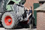 Oeffelt Boxmeer 22 april 2020
Boer Geert gaat op zijn verjaardag gewoon aan het werkt. Geert zit in Boer zoekt vouw.
