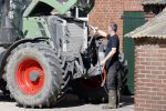 Oeffelt Boxmeer 22 april 2020
Boer Geert gaat op zijn verjaardag gewoon aan het werkt. Geert zit in Boer zoekt vouw.