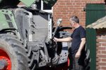 Oeffelt Boxmeer 22 april 2020
Boer Geert gaat op zijn verjaardag gewoon aan het werkt. Geert zit in Boer zoekt vouw.