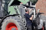 Oeffelt Boxmeer 22 april 2020
Boer Geert gaat op zijn verjaardag gewoon aan het werkt. Geert zit in Boer zoekt vouw.