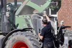 Oeffelt Boxmeer 22 april 2020
Boer Geert gaat op zijn verjaardag gewoon aan het werkt. Geert zit in Boer zoekt vouw.