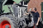 Oeffelt Boxmeer 22 april 2020
Boer Geert gaat op zijn verjaardag gewoon aan het werkt. Geert zit in Boer zoekt vouw.