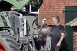 Oeffelt Boxmeer 22 april 2020
Boer Geert gaat op zijn verjaardag gewoon aan het werkt. Geert zit in Boer zoekt vouw.