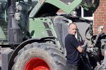 Oeffelt Boxmeer 22 april 2020
Boer Geert gaat op zijn verjaardag gewoon aan het werkt. Geert zit in Boer zoekt vouw.
