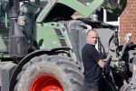 Oeffelt Boxmeer 22 april 2020
Boer Geert gaat op zijn verjaardag gewoon aan het werkt. Geert zit in Boer zoekt vouw.