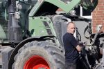 Oeffelt Boxmeer 22 april 2020
Boer Geert gaat op zijn verjaardag gewoon aan het werkt. Geert zit in Boer zoekt vouw.