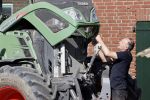 Oeffelt Boxmeer 22 april 2020
Boer Geert gaat op zijn verjaardag gewoon aan het werkt. Geert zit in Boer zoekt vouw.