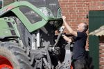 Oeffelt Boxmeer 22 april 2020
Boer Geert gaat op zijn verjaardag gewoon aan het werkt. Geert zit in Boer zoekt vouw.
