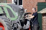 Oeffelt Boxmeer 22 april 2020
Boer Geert gaat op zijn verjaardag gewoon aan het werkt. Geert zit in Boer zoekt vouw.
