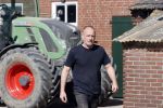 Oeffelt Boxmeer 22 april 2020
Boer Geert gaat op zijn verjaardag gewoon aan het werkt. Geert zit in Boer zoekt vouw.