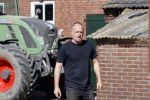 Oeffelt Boxmeer 22 april 2020
Boer Geert gaat op zijn verjaardag gewoon aan het werkt. Geert zit in Boer zoekt vouw.