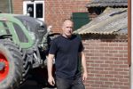 Oeffelt Boxmeer 22 april 2020
Boer Geert gaat op zijn verjaardag gewoon aan het werkt. Geert zit in Boer zoekt vouw.