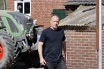 Oeffelt Boxmeer 22 april 2020
Boer Geert gaat op zijn verjaardag gewoon aan het werkt. Geert zit in Boer zoekt vouw.