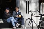 Amsterdam 24 april 2020
Boris Dittrich en zijn partner Jehoshua Rozenman srinken op straat een koffietje .