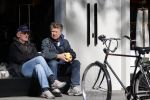 Amsterdam 24 april 2020
Boris Dittrich en zijn partner Jehoshua Rozenman srinken op straat een koffietje .