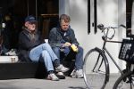 Amsterdam 24 april 2020
Boris Dittrich en zijn partner Jehoshua Rozenman srinken op straat een koffietje .