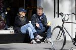 Amsterdam 24 april 2020
Boris Dittrich en zijn partner Jehoshua Rozenman srinken op straat een koffietje .