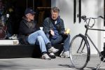 Amsterdam 24 april 2020
Boris Dittrich en zijn partner Jehoshua Rozenman srinken op straat een koffietje .
