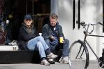 Amsterdam 24 april 2020
Boris Dittrich en zijn partner Jehoshua Rozenman srinken op straat een koffietje .