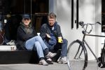 Amsterdam 24 april 2020
Boris Dittrich en zijn partner Jehoshua Rozenman srinken op straat een koffietje .