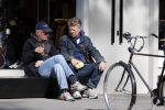 Amsterdam 24 april 2020
Boris Dittrich en zijn partner Jehoshua Rozenman srinken op straat een koffietje .